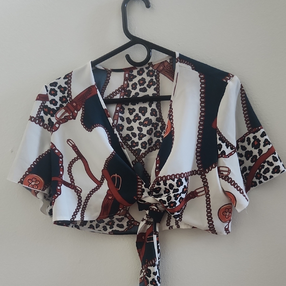 SHEIN Buckle And Chain Print Tie Front Blouse